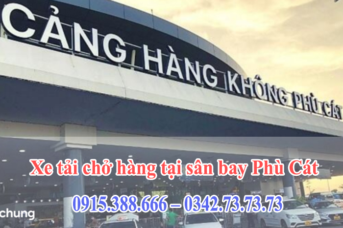Xe tải chở hàng tại sân bay Phù Cát - Bình Định